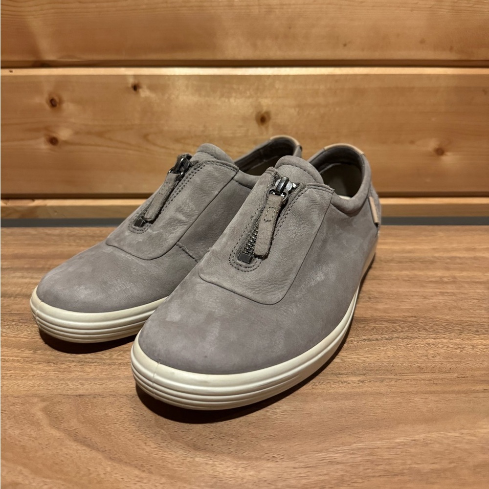 Like New Ecco Soft 7 Zip Leather Sneaker Women's Warm Grey - US Size 5 / EU 36 - Picture 2 of 10